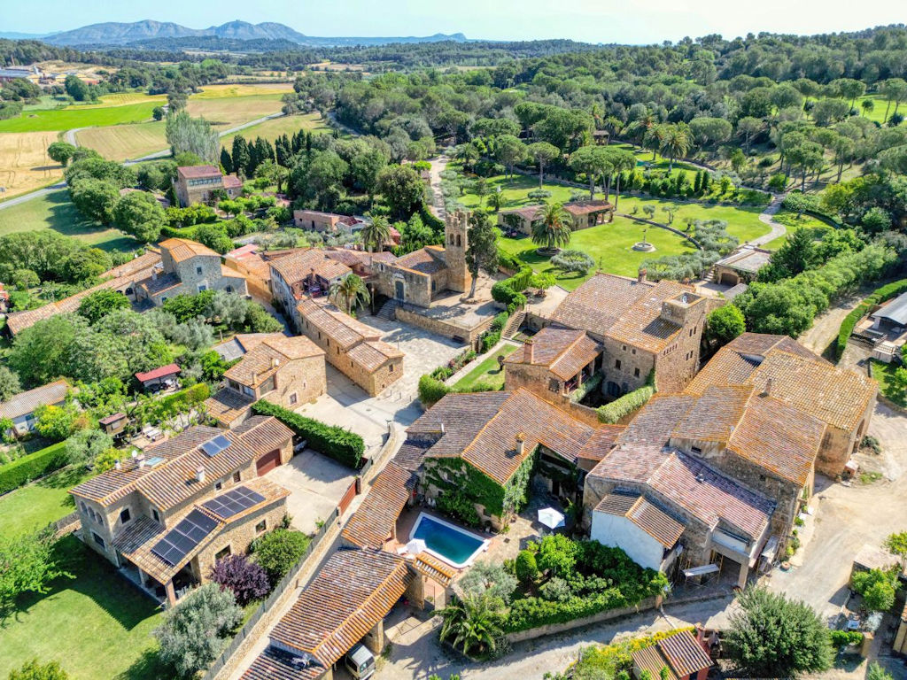 Tour de Découverte à Canapost : Charme Historique et Beauté Naturelle en Catalogne