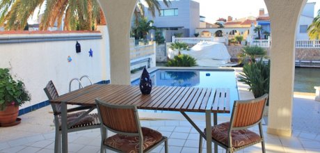 AM 814 Ferienvilla für 8 Personen mit einem privaten Pool und Bootsanleger in Empuriabrava an der Costa Brava