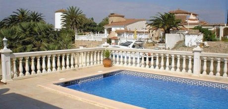 AM 822 Ferienvilla für 8 Personen mit einem privaten Pool und Bootsanleger in Empuriabrava an der Costa Brava