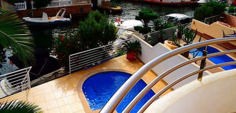 AM 624 Villa exclusive pour 6 personnes avec piscine privée et ponton privé à Empuriabrava Costa Brava Espagne