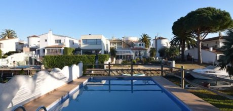 AM 818 Villa para 8/10 personas cerca de la playa con piscina privada y embarcadero en Empuriabrava Costa Brava