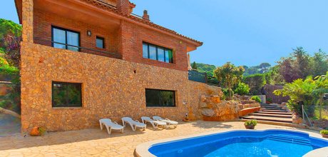 LL 822 Modern holiday villa for 8 persons with a private pool and sea views in Cala Canyelles on the Costa Brava